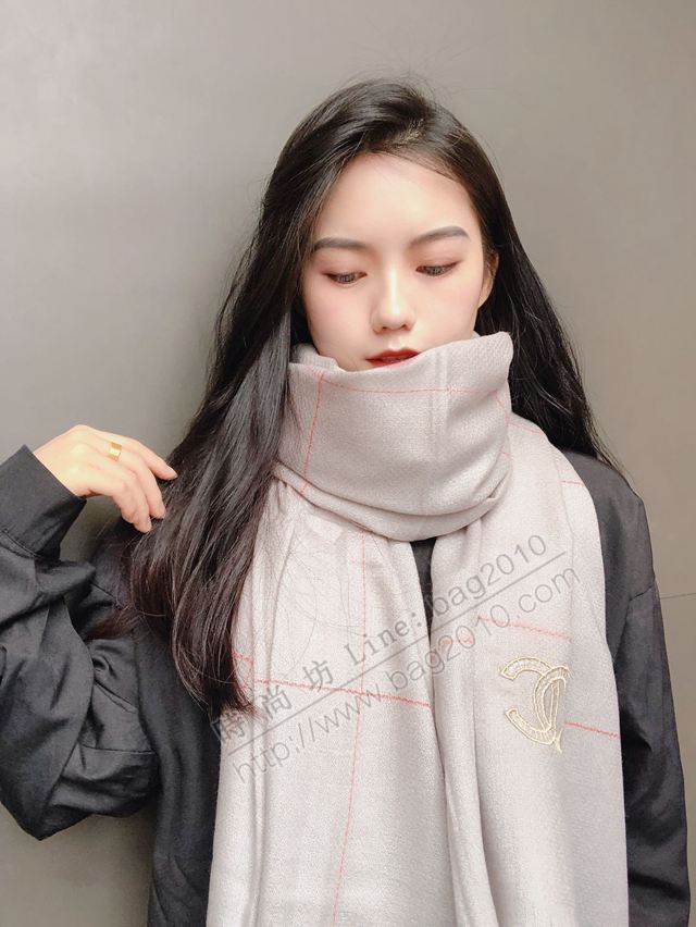 CHANEL女圍巾 香奈兒經典格紋 百搭純色 小香家羊毛刺繡披肩  llwj6384